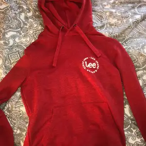 Säljer denna röda Lee hoodie, använt ett fåtal gånger och är fin i materialet.🥰
