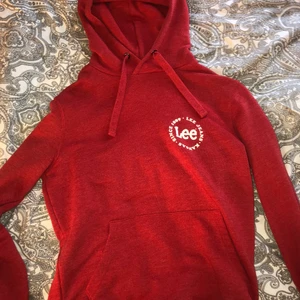 Lee hoodie - Säljer denna röda Lee hoodie, använt ett fåtal gånger och är fin i materialet.🥰