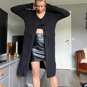 Svart tröja - Svart lite långre tröja med knappar upptill. Den är använd några ggr men i gott skick. . 🦋🦋