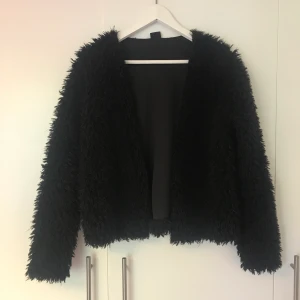 Fluffjacka  - Mysig och snygg fluffig jacka från Gina Tricot i storlek M (men tycker mer den är en S). Mycket bra skick🖤🖤