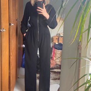 Zara Zip Jumper XS - Underbar jumpsuit ifrån Zara i marinblå. Jumpsuiten är i polyester mix vilket gör att den andas superskönt. Strl XS. Använd men i fint skick! Resår i midjan som ger en dröm figur!! 