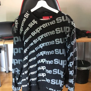 Supreme sweatshirt - Köpte den i supremes egna butik i London 2020. Den är m men passar d om man gillar lite overaized.
