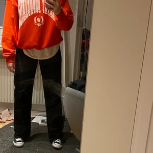 Vida jeans! - Jeans från monki, sitter skit snyggt 💗 Har tröttnat på de men är väl använda, däremot i bra skick! Storlek 29 men skulle säga att de passar en 27/28 också🌸(är 170cm)