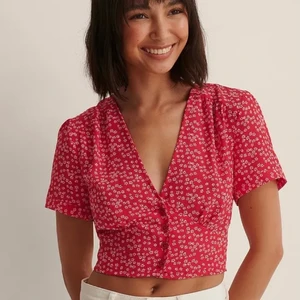 Super gullig topp - Säljer denna super söta toppen då den var lite liten runt runt bysten. Köpa på NA-KD för 249kr säljer den för 180kr. Den är i storlek 34/xs🤍✨ köparen står för fraktkostnad🥰