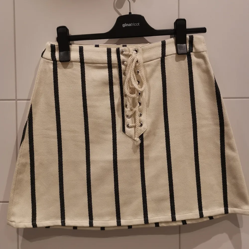 Vit kjol med svarta ränder från H&M i storlek 38. Ej använd 🥰 Frakt tillkommer 💕. Kjolar.