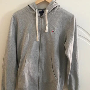 Champion zip up hoodie - 9.5/10 skick, passar bra på M