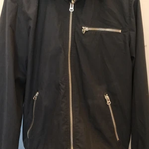 Bomberjacka navy/mörkblå - Bomberjacka i navy/mörkblå. Väldigt lite använd så den är i gott skick och har hängt oanvänd i min garderob ett par år. Storlek Large 