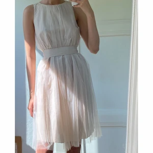 Beige tyllklänning från Cathrine Hammel  - Beige tyllklänning från Cathrine Hammel med två lager. Understa lagret är i linne, översta i tyll. Bandet ingår. Säljer endast om priset är rättvist.