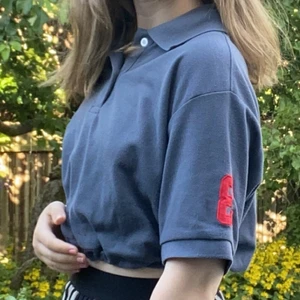 Avklipp Ralph Lauren - Säljer en jättefin Ralph Lauren piké omsydd till magtröja🤩 Storleken är M men är ganska tajt vid midjan. Fick den av en kompis så vet ej så mycket om den.💕 Har knappt använt den eftersom att den var för tajt i midjan.✨❤️