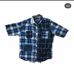 Psydia oversize kortärmad skjorta - en kortärmad skjorta som är omgjord av material frn andra skjortor och jeans! Plaggets längd är ca 66 cm.