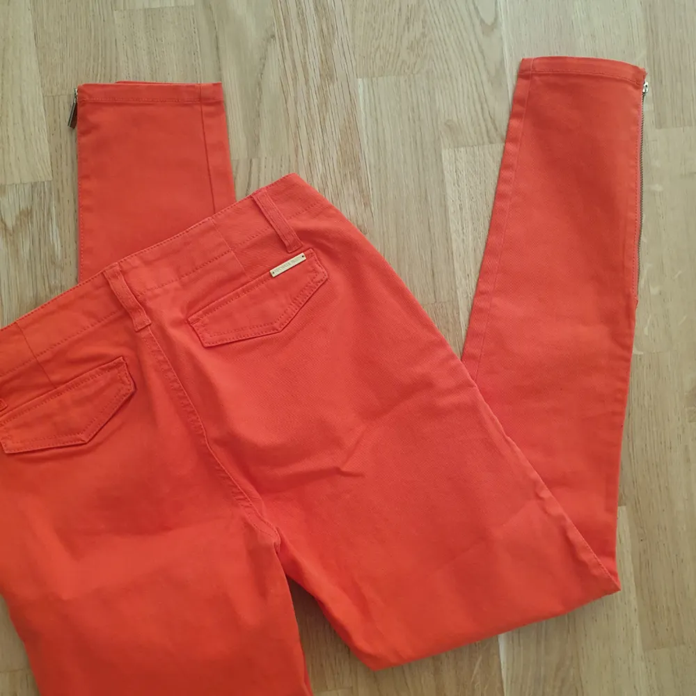 Jeans från Michael Kors - snygg orange färg med gulddetaljer 🧡 helt oanvända!. Jeans & Byxor.