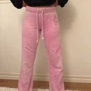 Juicy Couture byxor - Intressekoll💞🌸 Väldigt fina och sköna byxor från Juicy Couture byxor i storlek XS⚡️Jag är ca 154!! Buda från 120kr💕💖💘Köp direkt för 350kr