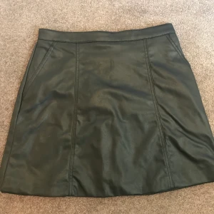 H&M - En helt landbönder fake skinn kjol från h&m som jag köpte som va liten tyvärr, stl 38 men passar nog 36 mer 