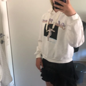 Hoodie  - Vit hoodie från h&m. Selena Gomez står det över bröstet med en bild. Storlek S men väldigt liten i storleken, passar en som har 146/152. Köparen står för frakten. 