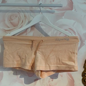 Booty shorts - Persikofärgade bootyshorts i storlek S med y2k vibes