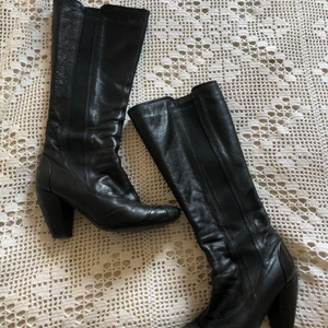 Svarta högklackade stövlar  - Svarta högklackade stövlar som bara är använda fåtal gånger. Säljer på grund av att de är för stora för mig då de är i stl 39. Köpta på stadsmissionen för ca 150 kr. 