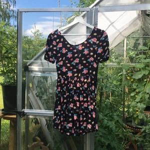 Klänning Urban Outfitters XS - Supersöt kort klänning med snörning i ryggen från Urban Outfitters. Storlek XS. Skickar med Postnord spårbart!✨