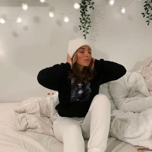 Hoodie från the cool elephant, strl s - Hoodie från the cool elephant i storlek small, använd ett fåtal gånger men som ny. Säljer pågrund av att den inte används. Nypris 600kr. De två första bilderna är tagna från the cool elephants Instagram. Frakt ingår ej💓