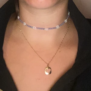 Blommigt pärlhalsband  - Egengjort pärlhalsband i endast ett exemplar. Halsbandet har  en clasp för att kunna enkelt sätta på det. Vid fler frågor skicka dm. 30kr + 12kr frakt🥰