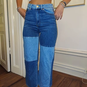 Sjuka jeans med patches💙💙 - Nypris 500 kr nyskick och skitanygga bara inte kommer t användning💙💙💟 24 i midjan men momjeans💝hoppas nån av er kan stunta i dem✨✨pris e alltid diskuterbart och skriv för fler bilder eller om du undrar något💙💙💟💟