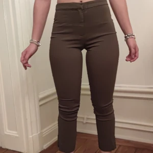 Kattiga mörkgröna Mango byxor💝💝💋 - Super snygga' så stretching man får fett fin kropp o röv i dem hoppas ni kan strunta i dem då de inte används längre💋💋👅 tunna o sköna passar typ alla väder💙💙💟💟 nypris 300 vårt pris 100 pris går alltid att diskutera💟💟