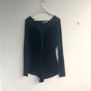 Body i mesh & velour  - 🌟 Nedsatt pris, doneras snart!🌟 🪞Body i sammet med mesh detaljer. Stretchig. Dragkedja i ryggen. 🪞5/5 skick. 