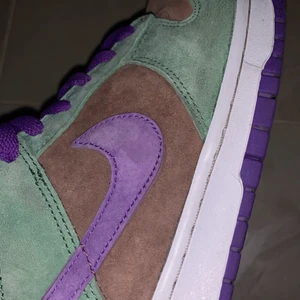 NIKE DUNK VENEER - 9,5/10skcik, bara använda 1gång. Betalning sker via Swish och köparen betalar inan jag fraktar. Storlek 42,5. Pris på StockX 2800