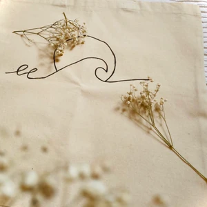 Vacker line art tygväska  - En vacker tygpåse med motiv av en våg samt en sol i bakgrunden. Motivet är givetvis egendesignad och symboliserar den tjänst man gör genom att inte välja plast!🌱💕 Tygpåsen finns i två storlekar: 38x42cm  115kr 27,5x30cm  89kr Frakten är alltid gratis!😍