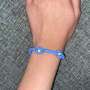 Armband med blommor! - Armband med blågula blommor! Går att justera storleken lite! Kontakta mig om du är intresserad!