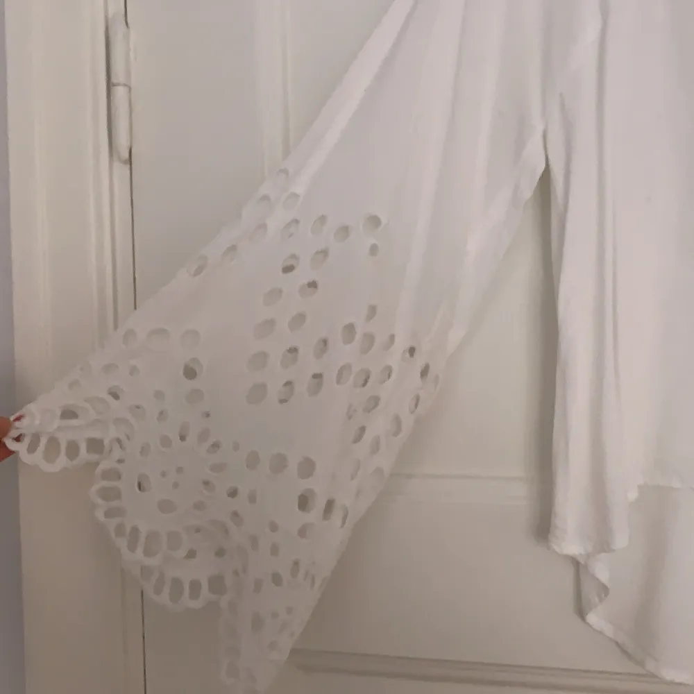 Jätte fin vit blus med utsvänga ärmar. Från Lindex. Storlek XS. Puserot.