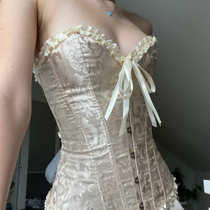 Off-white korsett  - Väldigt trendig korsett i en beige/off-white färg som formar en otroligt snyggt!😍 Snörning där bak. Storlek S men går att justera så den kan passa många olika storlekar. 