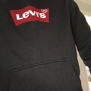 Svart Levis hoodie  - Väldigt bra skick använd 2 gånger, sitter skönt på kroppen! Storlek Small