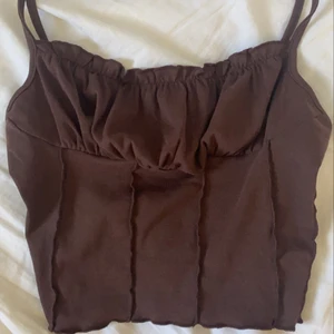 brun topp - brun fin topp som tyvärr inte kommer till användning⚠️billig frakt⚠️