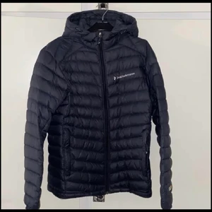 Peak performance jacka - Det är en peak jacka i storlek S, köpt för cirka ett år sedan och har använt den men inga direkt skador på den, väldigt fin. Bara höra av sig vid intresse