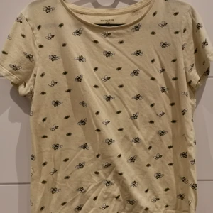 Gul t-shirt med bimotiv - Gul t-shirt med bimotiv från Primark i storlek XS 💛 Frakt tillkommer 💕