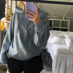 Blå oversize hoodie - En ganska tunn oversized sommar hoodie i superfin blå färg. Köpt från Asos och säljer för att dne helt enkelt inte komme troll användning. Är i storlek XS men skulle även passa S och M beroende på hur man vill att dne ska sitta, då en från börjande ganska oversize. Köparen står för frakten.
