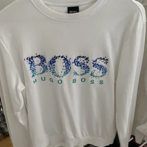 Hugo boss sweatshirt - Använd fåtal gånger, skick 9/10. Går att mötas runt om i Gbg. Nypris 1049kr, kvitto finns.