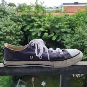 converse - Converse I bra skick                                                     strl 35 men stora i storleken, passar även 36,5                                          köparen står för frakt!