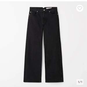 Svarta jeans i rak modell, aldrig använda. Köpts för 599kr, säljer för 400kr. Skicka ett meddelande om du vill se jeansen på🥰😘