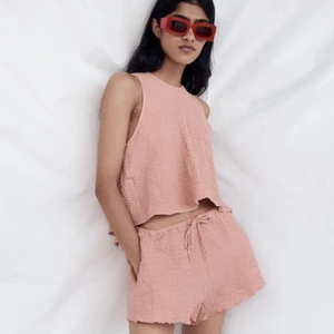 Zara två delat sätt - Säljer ett jätte gulligt sätt från zara som jag köpte för några veckor sen, men känner att det inte kommer komma till användning. Helt oanvända, kaparna sitter kvar. Tröjan är i xs, men passar även s-m. Byxorna är i s, men passar även xs-m. Hör av er om ytterligare frågor. Kan även köpa delarna en för sig.