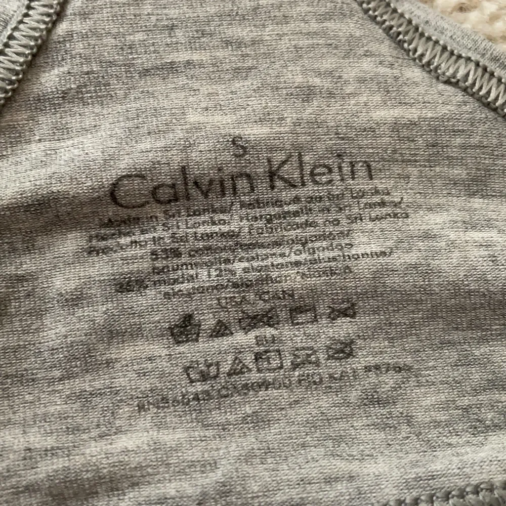 Säljer mina två Calvin Klein toppar. Säljer på pga att jag inte använndet dem så mycket. De är endast använnda några få gånger så dem är i bra skick. Topparna är båda i storlek S. Nypris är 359 kr styck, säljer dem för 100 kr/styck. Frakt tillkommer! . Toppar.