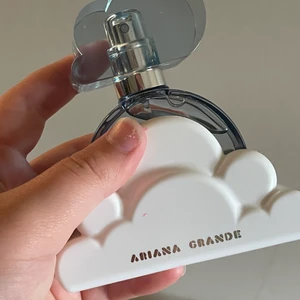 Cloud parfym -Ariana Grande - En nästan helt oanvänd parfym med doften cloud från Arianas merch💗💗 köpt för 440kr🕊🤍🍃