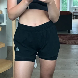 Adidas shorts XS - Running shors från Adidas i storlek XS. Använda en handfull gånger så mycket fina! De har ett par tighta innershorts med rutig mesh utanpå. 