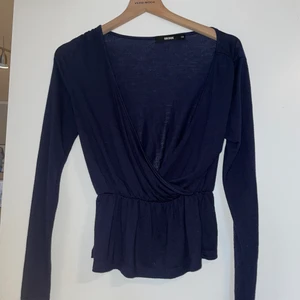 Marinblå tröja - Marinblå tröja från bikbok. Storlek xs.