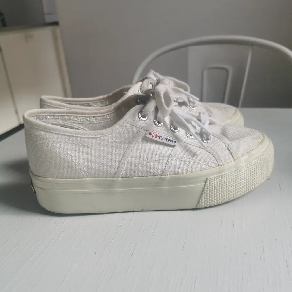 Vita sneakers med platå från superga, strl 37, frakt ingår i priset 🤍. Skor.