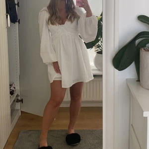 Vit klänning - Jag säljer denna fina klänning som är endast använd 1 gång, så väldigt bra skick. 