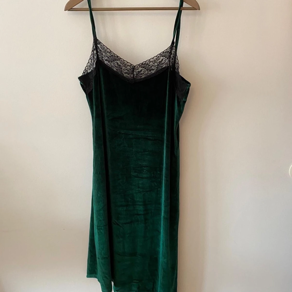 Grön sammetsklänning med svart spets 