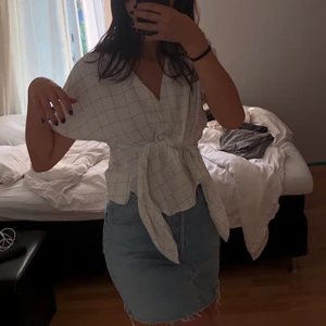 rutig topp - rutig blus/topp som går att knyta där fram på olika sätt, se bild 1 och 2 för två alternativ. säljer pga kommer inte till användning 💘