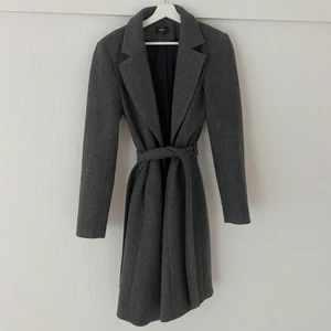 Kappa Only - Underbar vinterkappa från Only. Storlek M, passar XS-M beroende på önskad passform. Slutar ungefär vid knävecken på mig som är 178 cm. Nyskick använd ett fåtal gånger. Möts upp i Stockholm annars står köpare för frakt (alternativ kan diskuteras, kappan väger strax över 2kg)🌷