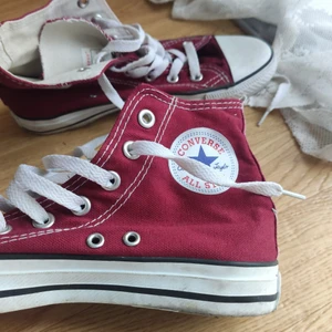 Vinröda Converse i storlek 39 - Vinröda Converse i storlek 39! Fint men använt skick. Köpare står för frakt! Hör av Er för fler foton eller frågor✨FRAKT96kr